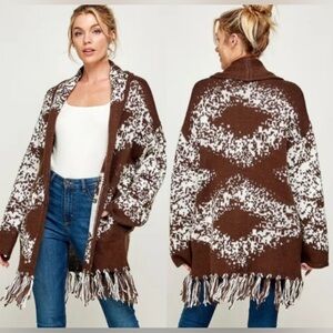 Women’s See and Be Seen Oversized Fringed
Knit Cardigan Sweater NEW
